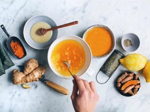 Можно свой рацион составить так, чтобы в нем было как можно больше продуктов, которые иммунитет будут поддерживать в хорошем состоянии, но этого не достаточно, только одни продукты не смогут поддерживать иммунитет в нужном состоянии.