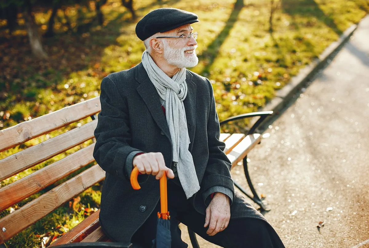 Пожилой старый мужчина. Дедушка с палочкой. Пожилой мужчина в шляпе. Старик на скамейке в осеннем парке. Дедушка в парке.
