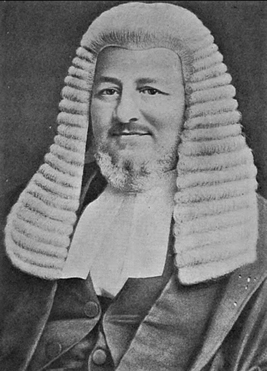 Иуда Бенджамин. Улыбка в лице и особенно в глазах. За эту улыбку он от недругов тоже получал по полной. "Улыбка беса", "Улыбка Иуды, который продал родину за 30 серебряников" и т.д. 