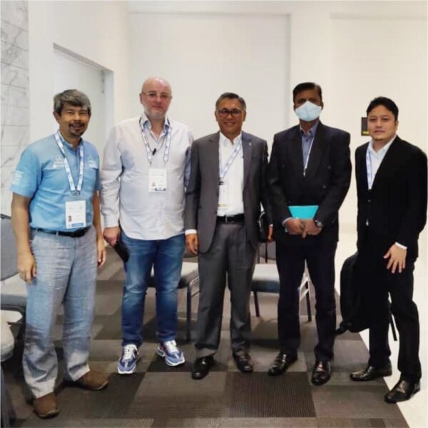 На фото слева направо: директор компании Dyna Segmen Sdn Bhd Фаиз Х. Хуссин, учредитель ООО «НИПТ» Руслан Токаев, генеральный директор НПЗ Petronas в г. Мелака (Малайзия) Хайрол Ануар Шукри, Malaysian руководитель направления по контролю КИПиА компании Refining Company Sdn Bhd Дивакаран Шанмугам, заместитель директора по разработке технологического процесса компании Petroliam Nasional Bhd (Petronas) Сайфул Ануар М. Мохтар