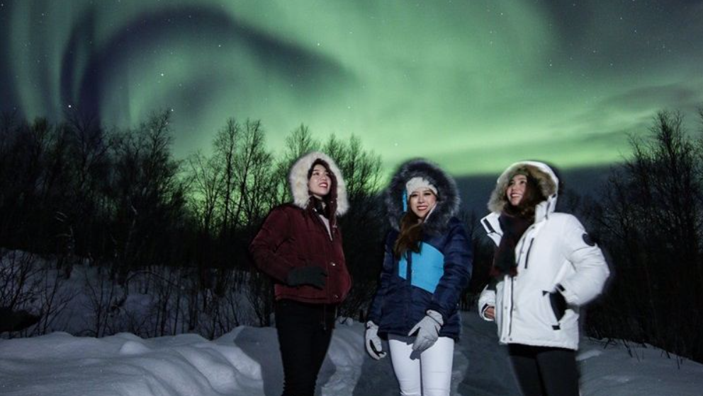 Встречаем Новый 2023 Год под северным сиянием в Мурманске 
