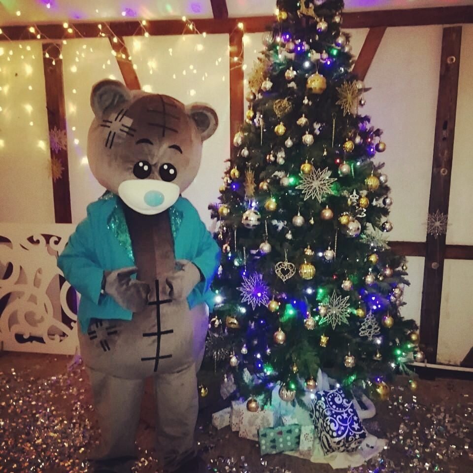 Ростовая кукла Мишка Тедди вручает подарки и поздравляет с Новым Годом.