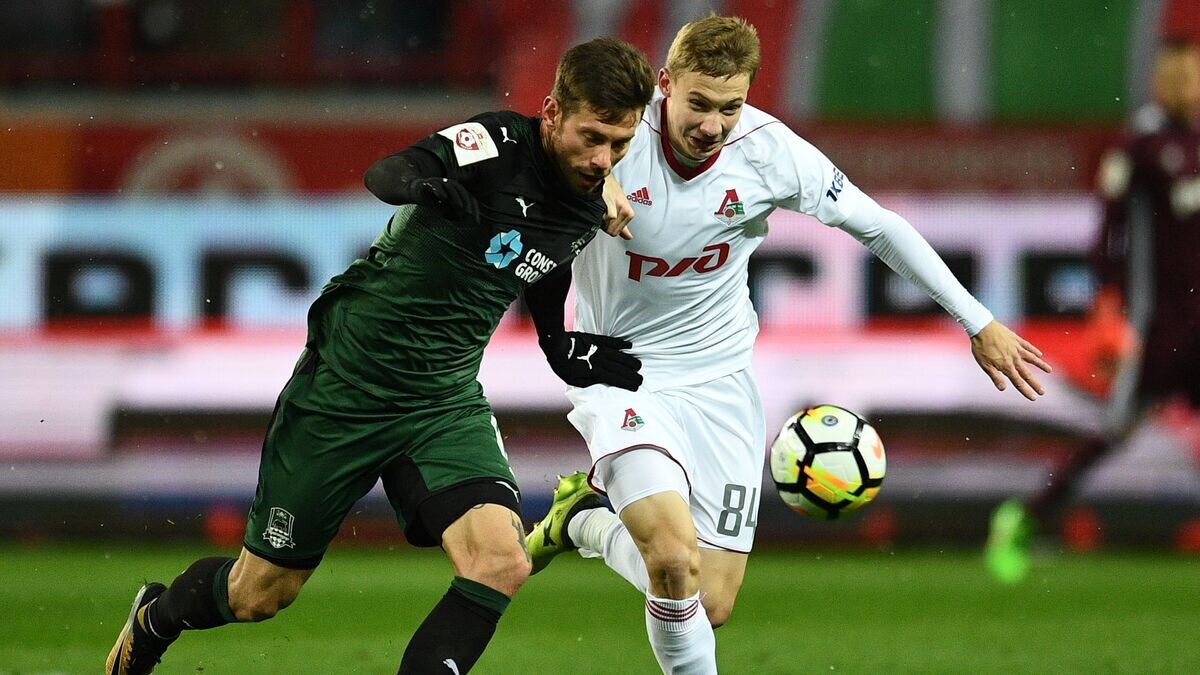    Защитник ФК "Локомотив" Михаил Лысов (справа) и форвард ФК "Краснодар" Фёдор Смолов© РИА Новости / Рамиль Ситдиков