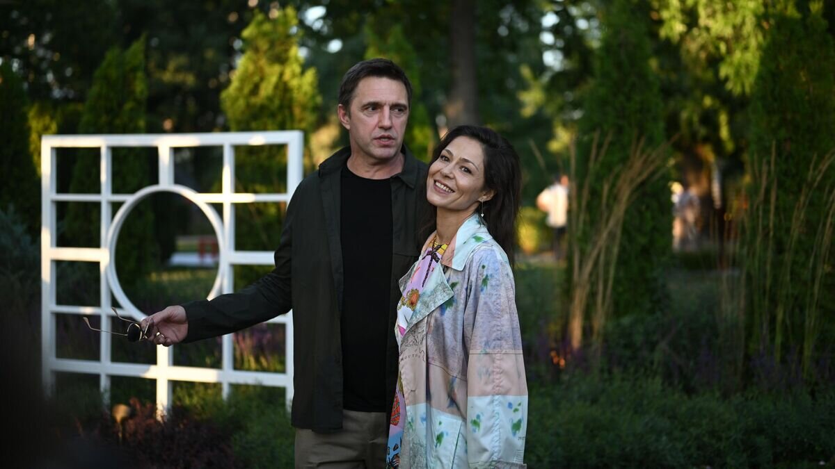    Актеры Владимир Вдовиченков и Елена Лядова на VIII Московском международном фестивале ландшафтного искусства "Сады и люди" в Северном сквере на ВДНХ© РИА Новости / Владимир Астапкович