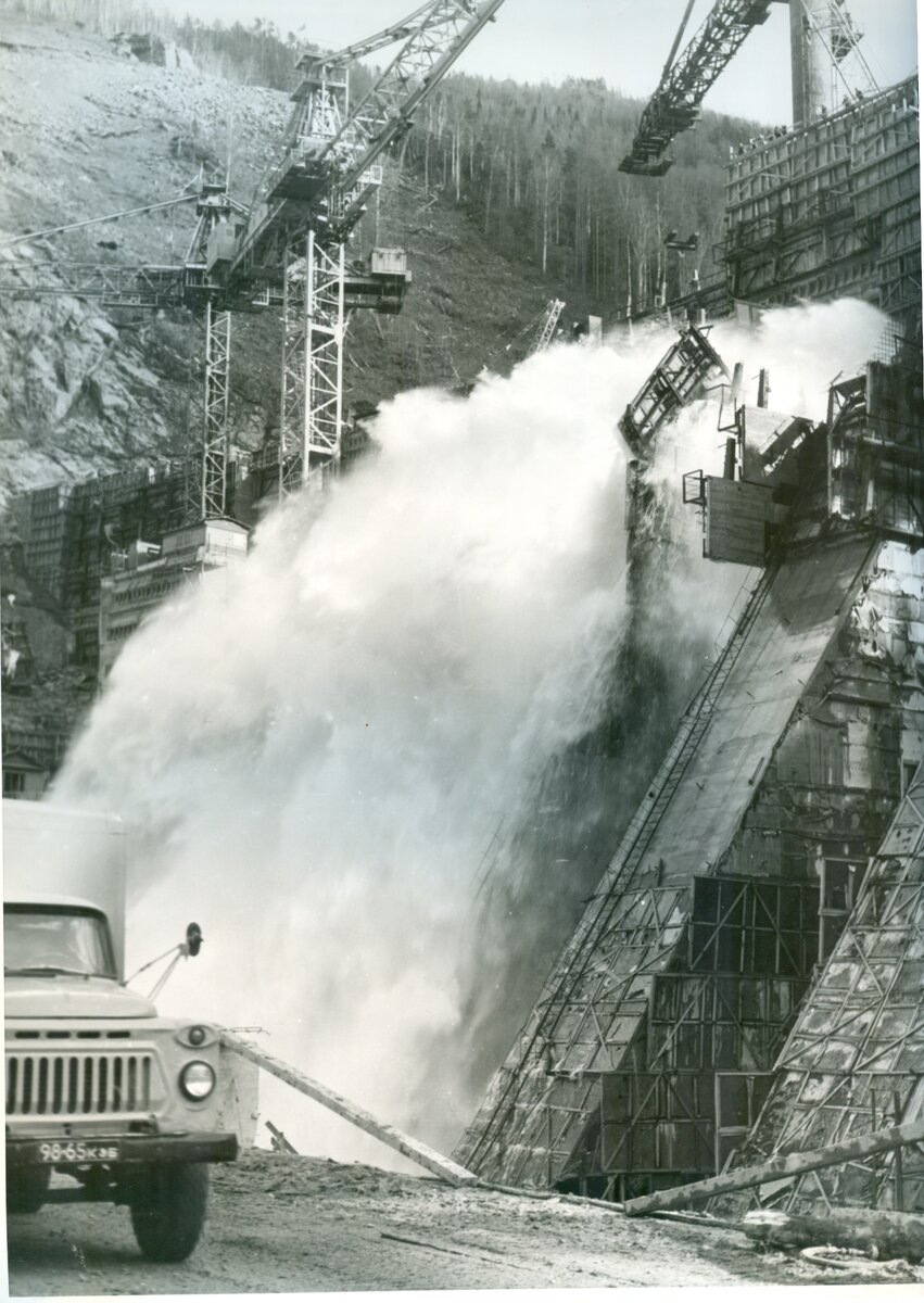 Фото паводка Саяно-Шушенской ГЭС 20.05.1979