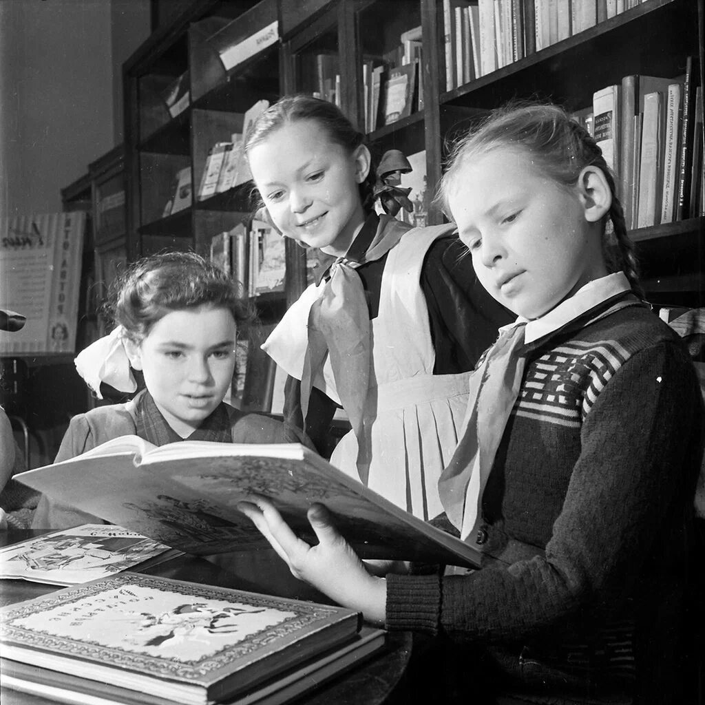 Журнал старые годы. Журнал старые годы. Старые годы книга. Читает старую книгу. Павел мельников книги.