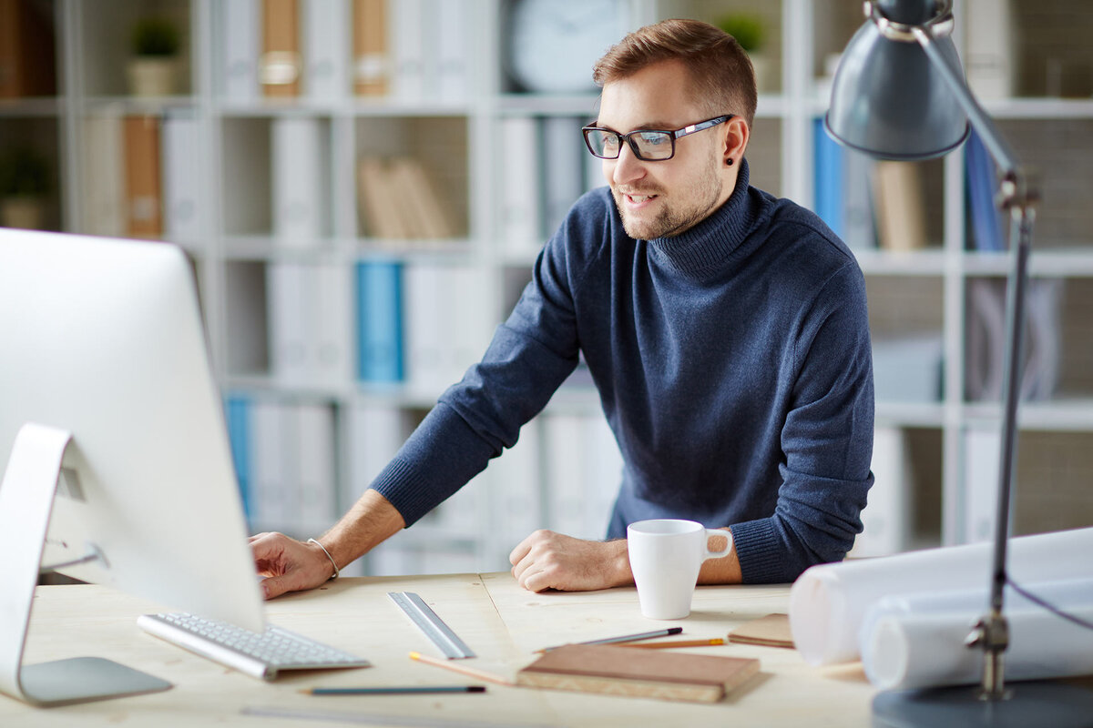 Office student. Молодые предприниматели. Молодые бизнесмены. Молодой бизнесмен в офисе. Бизнесмен за компьютером.