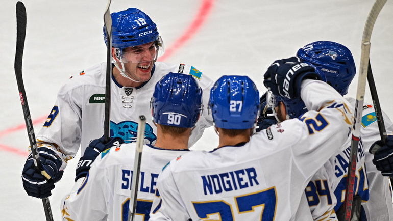    Джозеф Лабейт с партнерами по команде.ХК «Барыс»