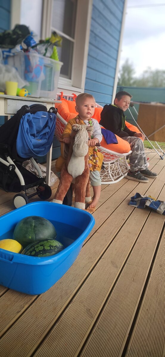 Творческий беспорядок и приятель сына на задней плане портят атмосферу 😄