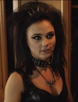 Женя Ковалёва - девочка подросток. Кадр из сериала «Сваты».