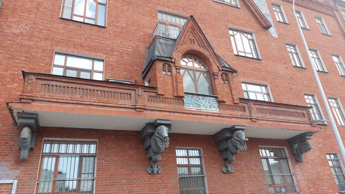 Доходный дом Зинаиды Перцовой, фото автора, август 2023. 
Банкон - оригинален во всем: форма - и узкая лоджия, балкон - теремок; декор - майолика, чудо-рыбы или мифические драконы...