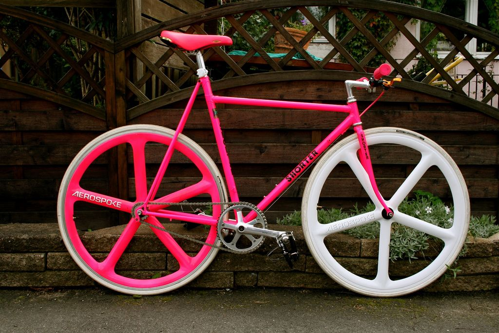 Где велосипед. Розовый фиксед Гир. Pink Bike Fixie. Велосипед с цветными колесами. Розовый велик.