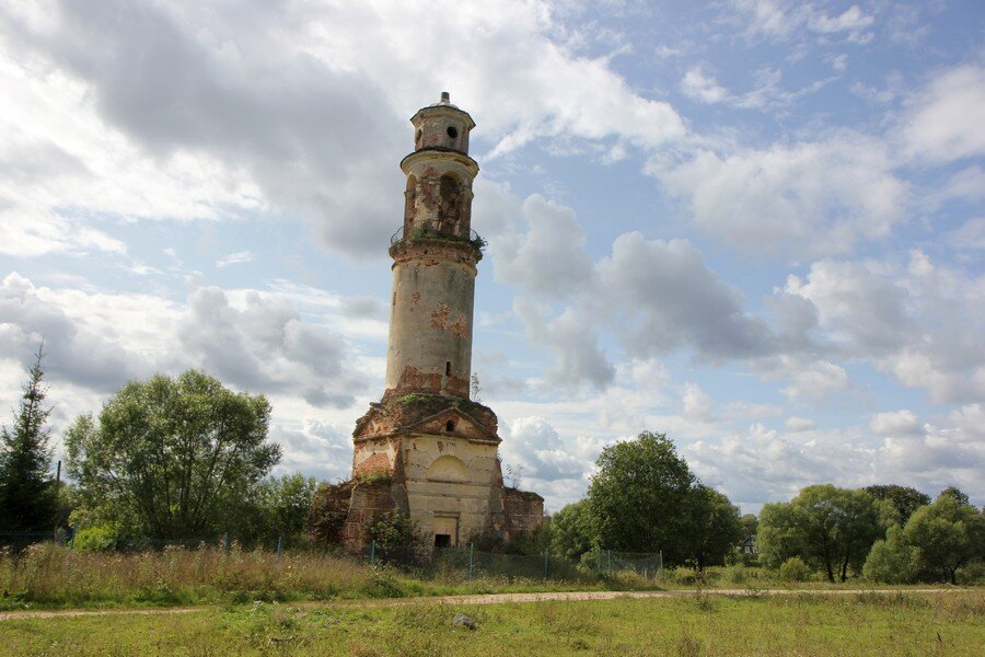 Падающая колокольня в Кидекше