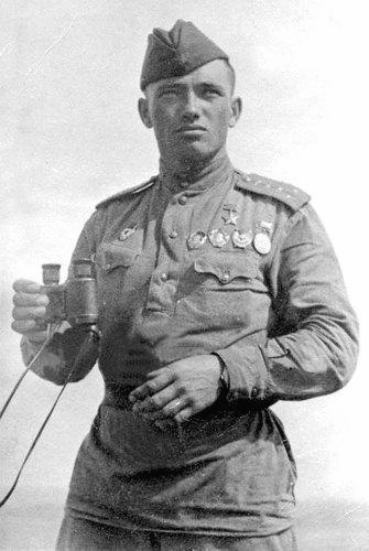 Дмитрий Павлович Назаренко, лётчик-ас, командир эскадрильи 131-го истребительного авиационного полка. Генерал-майор авиации. Герой Советского Союза.