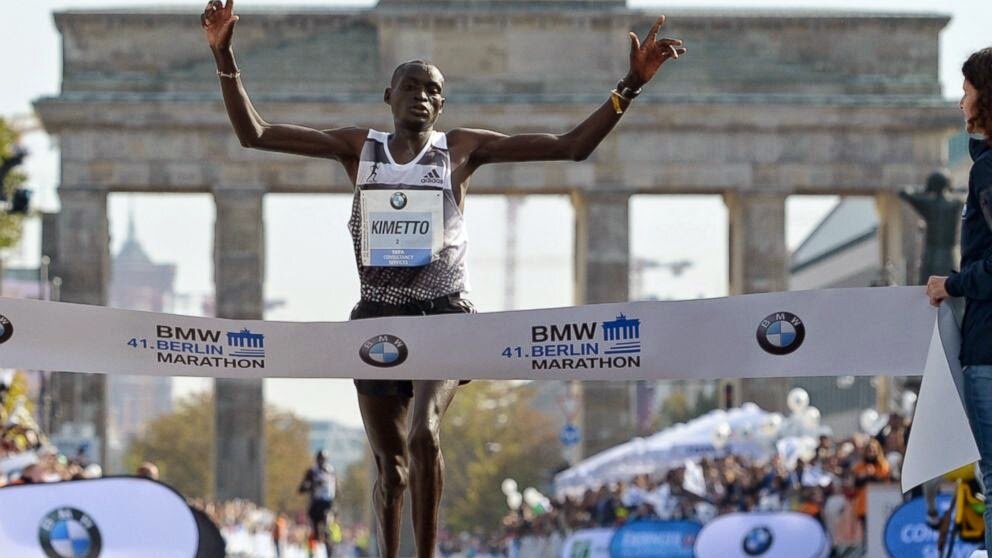  На марафоне в Берлине кениец Денниc Киметто проломил потолок в 2 часа 3 минуты и финишировал с новым мировым рекордом — 2 часа 2 минуты и 57 секунд.