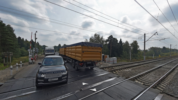Фото ж/д переезда в Яндекс.Панорамах.