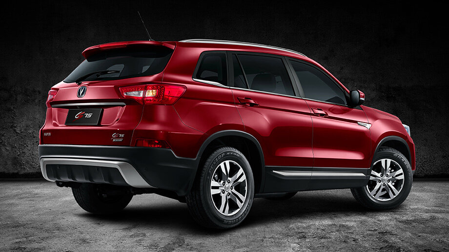 Спереди  здесь стойки McPherson, а сзади многорычажка. Все тормоза дисковые. На  фото показаны шины Dunlop, но в России Changan CS75 будет обут в  покрышки Giti размерности 225/65 R17. Предложены шесть цветов кузова:  белый, чёрный, серый, красный, коричневый и золотисто-жёлтый.