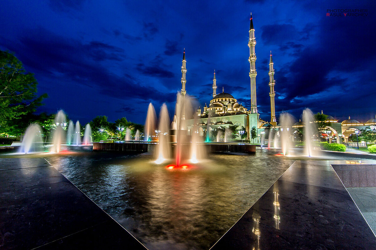 фото: https://upload.wikimedia.org/wikipedia/commons/thumb/a/a0/The_Heart_of_Chechnya_Mosque_%2818_May_2013%29.jpg/1280px-The_Heart_of_Chechnya_Mosque_%2818_May_2013%29.jpg