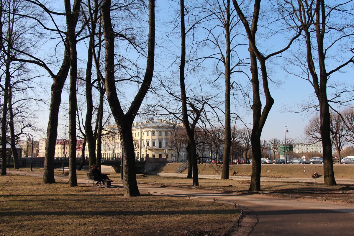 Михайловский сквер в Санкт-Петербурге