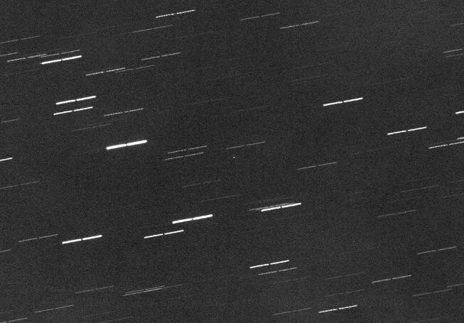 Снимок астероида 2018DV1. Авторы:  Джанлука Маси (Virtual Telescope Project) и Майкл Шварц (Обсерватория Тенагра).  