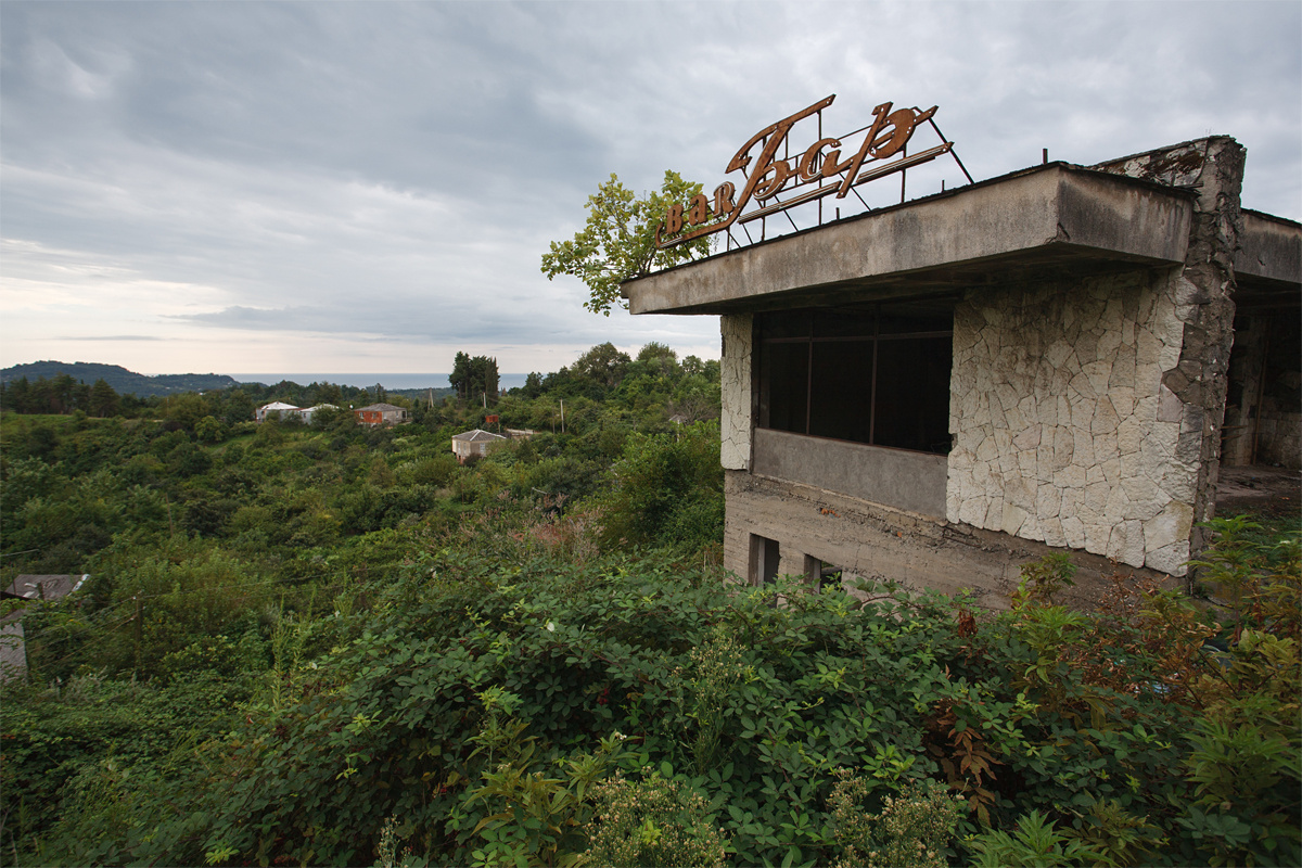 

В начале поездки в столицу Абхазии высадились у какого-то, уже не помню, известного в прошлом ресторана с видами. В целом вид на этот ресторан настрой на Сухум и обеспечил.


