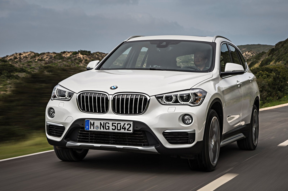  Спереди  главными чертами нового Х1 стали полностью светодиодные фары головного  света и решётки радиатора с активными створками –они открываются только в  случае необходимости охладить двигатель.  