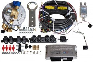 Следующий шаг – врезка штуцеров для поступления газа внутрь впускного коллектора. В нем необходимо просверлить отверстия, чтобы не допустить попадания стружки внутрь. Лучше коллектор снять. Место под отверстия, через которые должна происходить подача газа, надо выбирать поближе к бензиновым форсункам. Их диаметр должен быть меньше, чем диаметр штуцера, так как далее предстоит нарезка резьбы.