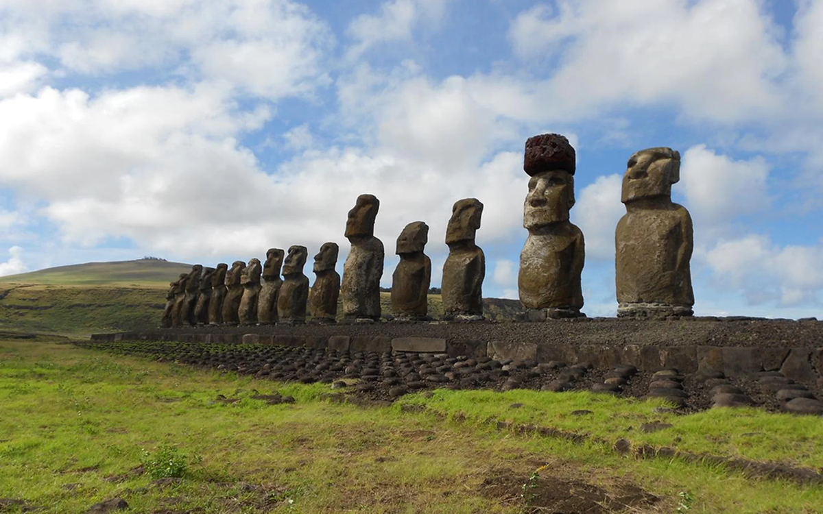 Каменные статуи острова пасхи страна. Моаи на острове Пасхи. Статуи Моаи. Остров Пасхи статуи. Вымирание цивилизации острова Пасхи.