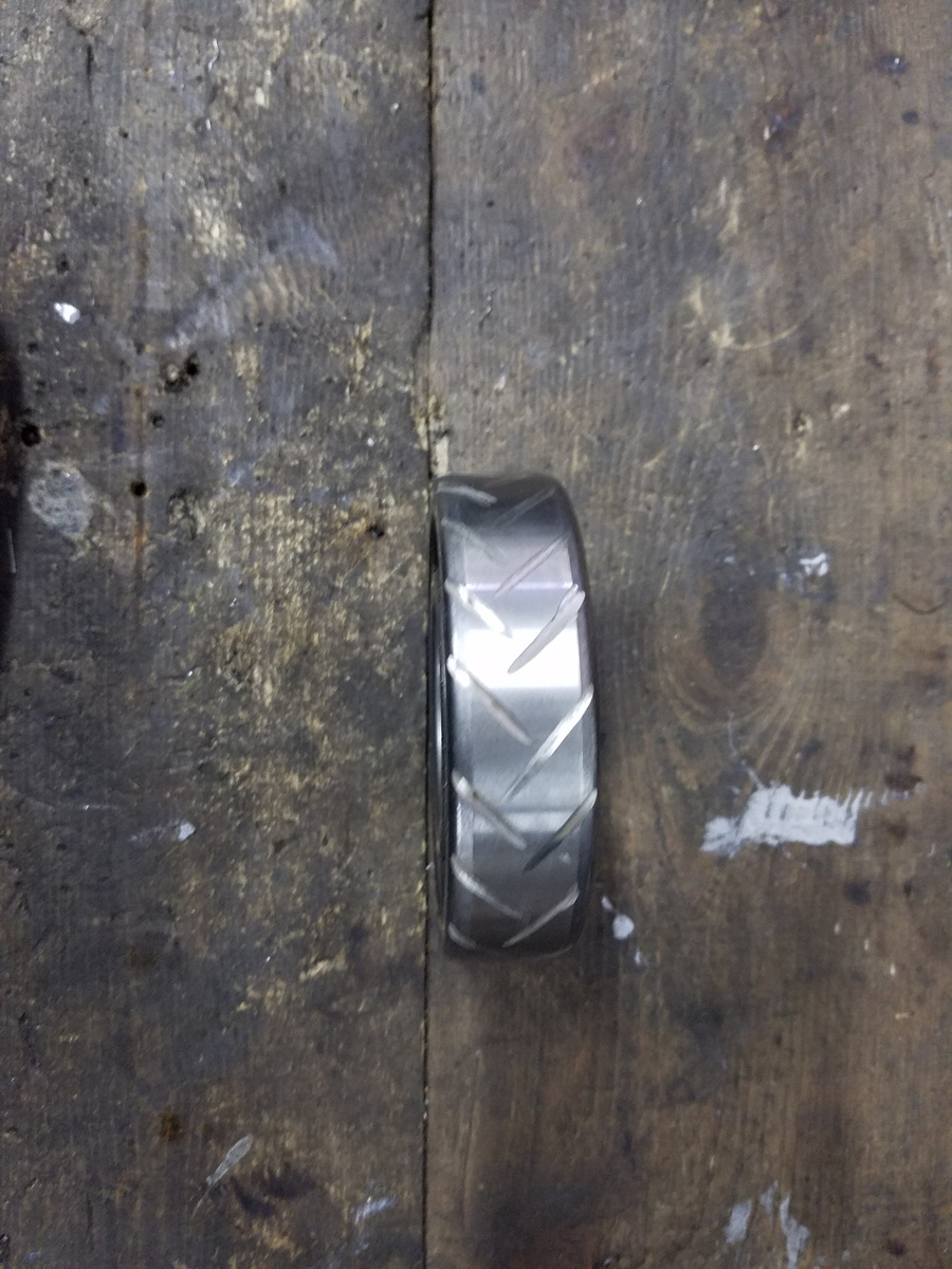 Основанием послужил подшипник, выцарапываем протектор