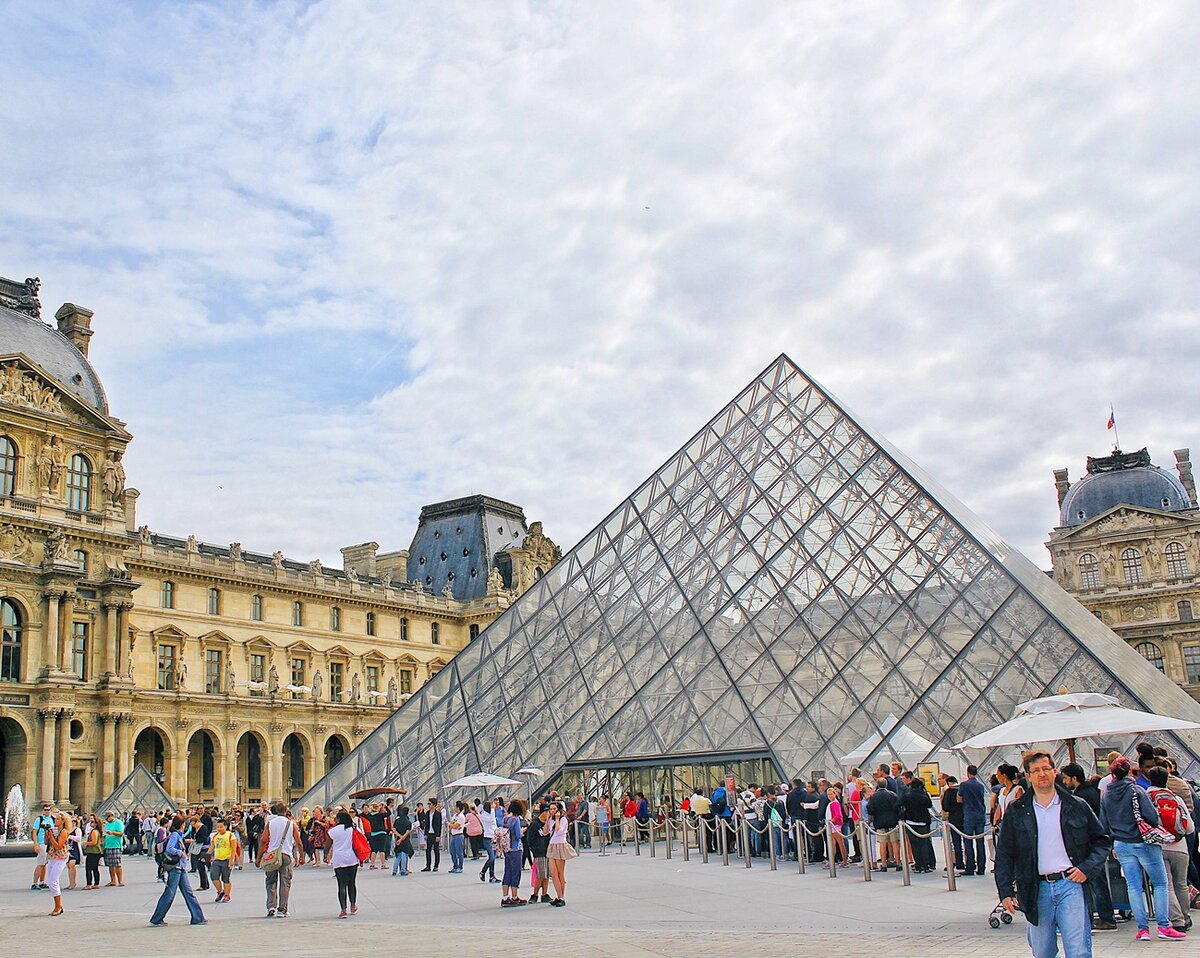 Лувр в центре Парижа
