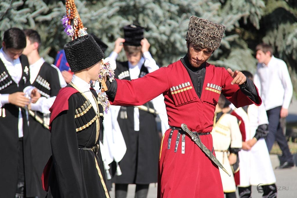 Адыги. Адыги Черкесы кабардинцы. Адыги шапсуги. Национальный костюм Адыги-шапсуги. Кавказ Черкесы черкешенка.