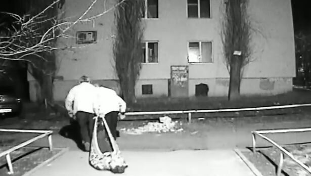 Мужчины друзья были потрясены его внезапной смерти и решил избавиться от тела из-за страха, что они могут обвинить в его смерт