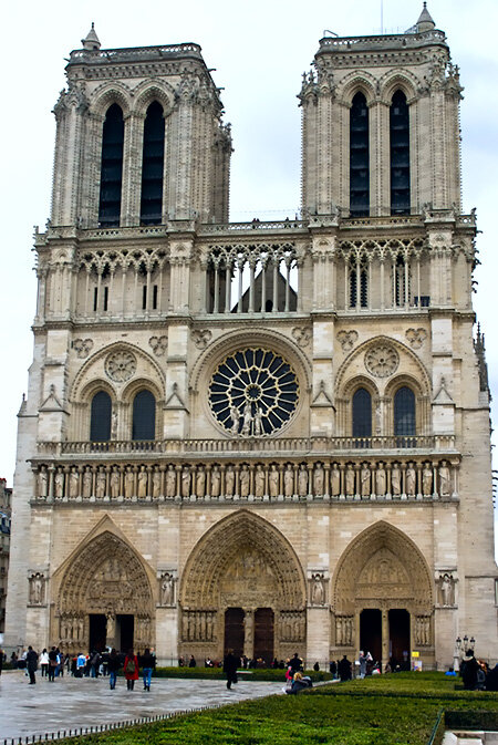 Главный вход Notre-Dame de Paris (Собо́р Пари́жской Богома́тери). Фото из личного архива.