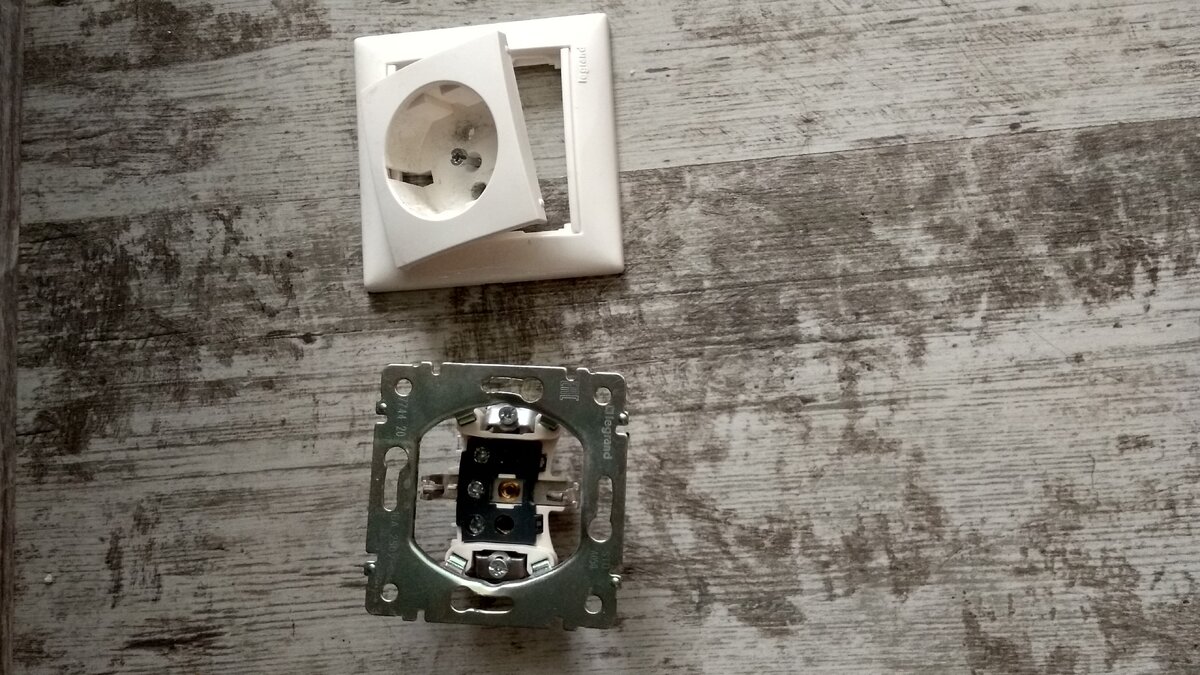 Розетка со снятой крышкой.