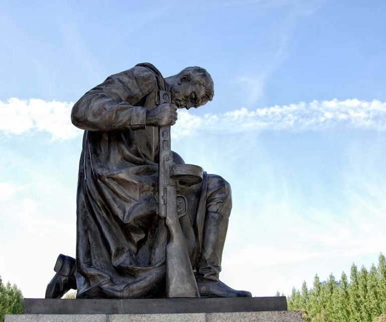 Памятник советскому солдату в Трептов-парке, Берлин 