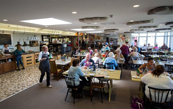 По утрам в столовой даже и сесть-то некуда