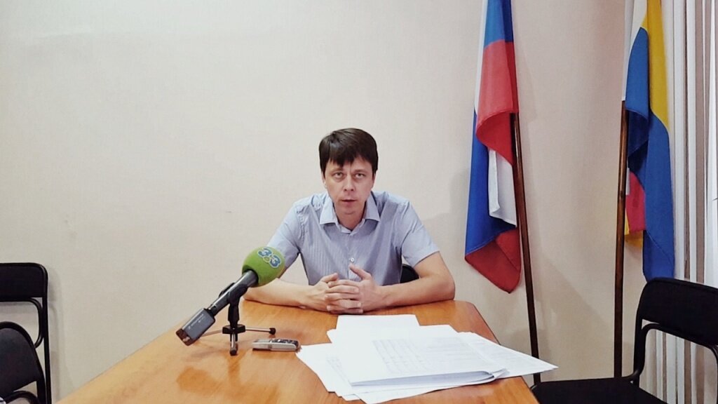 
На фото: Председатель ТИК Кухтин Александр Владимирович.

- Я бы хотел сказать слова благодарности участковым избирательным комиссиям, отработали четко, профессионально, придерживаясь буквы закона. - прокомментировал Александр Кухтин в завершении пресс-конференции.

