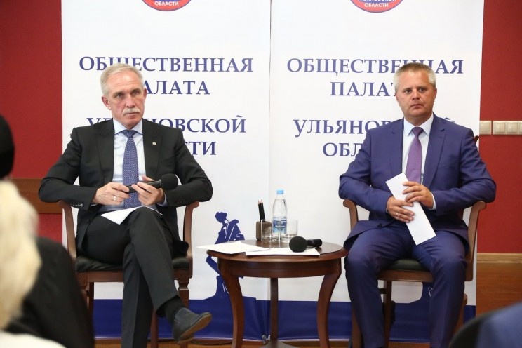 Сергей Морозов (слева) и Александр Чепухин (справа) во время первого заседания Общественной палаты Ульяновской области VI созыва, 29 июня 2017 года.