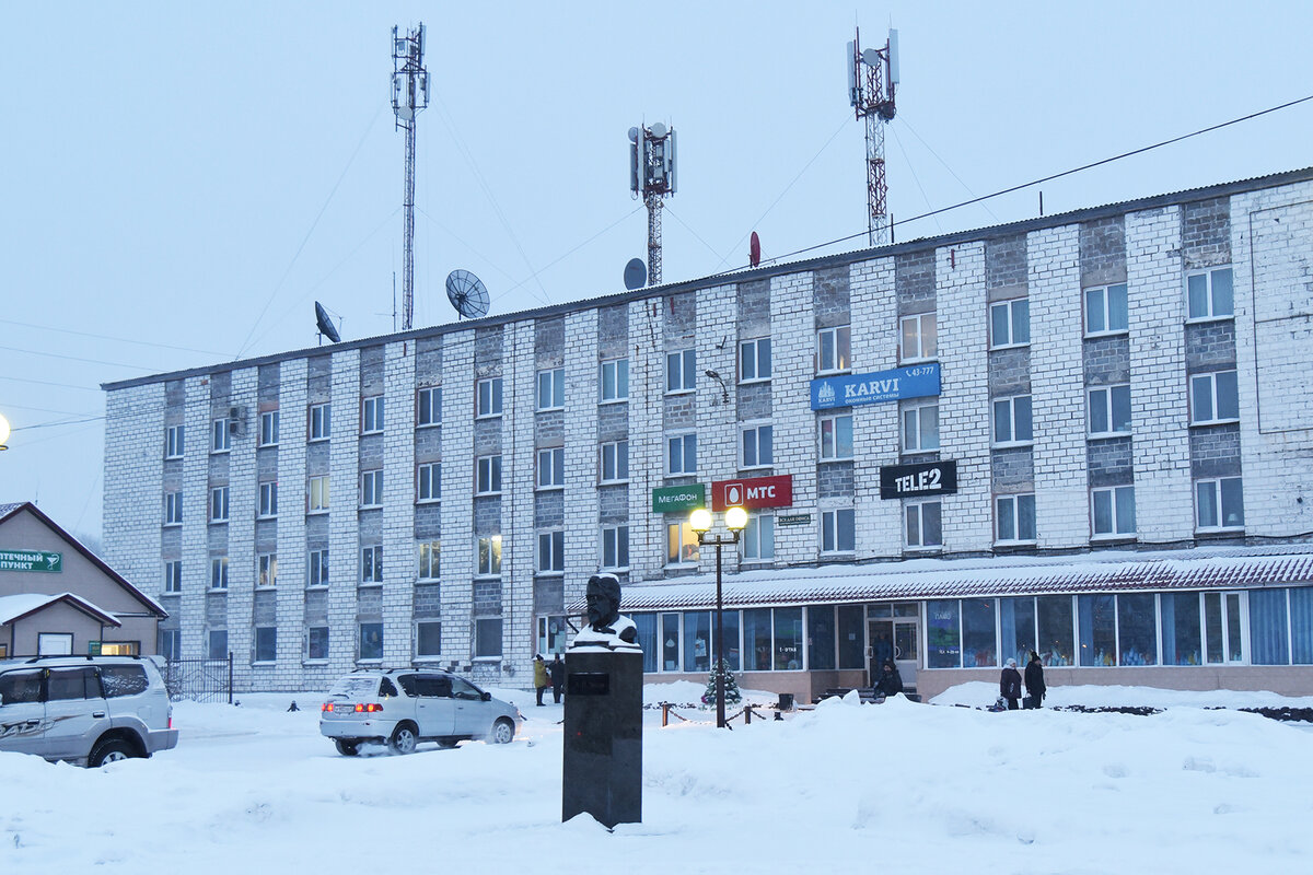 В этой «многофункциональной» четырехэтажке располагаются офисы разных компаний, бутики, кафе с невнятным графиком работы и единственная гостиница для приезжих «Три брата» всего в несколько номеров