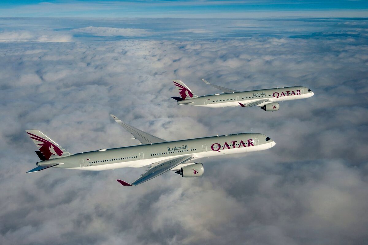 Airbus A350-1041 (на переднем плане) и A350-941 авиакомпании Qatar Airways