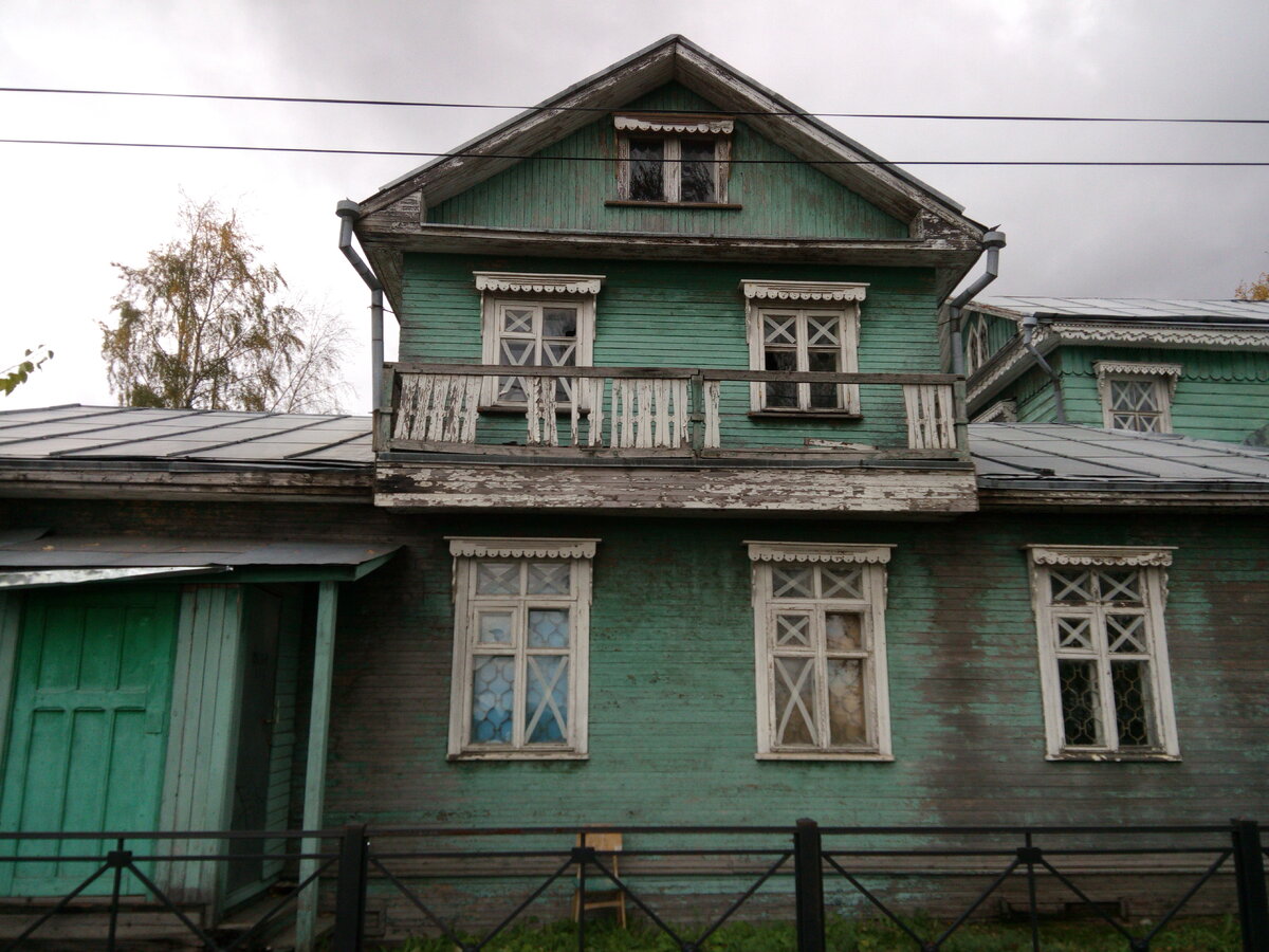 Дом на Набережной. Подлатать бы его.