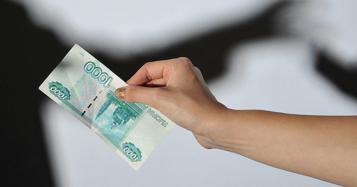 Рубли в тысячи. Тысяча рублей в руке. Рука протягивает деньги. 1000 Рублей в руках. Держит 1000 рублей.