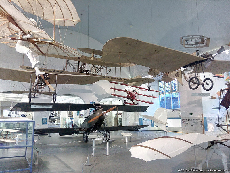 1. Общий вид зала с доисторическими авиационными артефактами  (т. е. до 1918 г.). В глаза бросается стоящий на полу Rumpler C IV,  1916/1917 г.