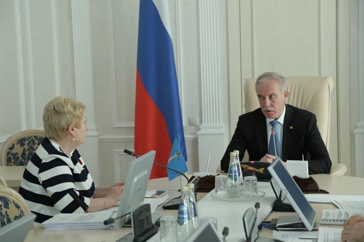 Министр финансов Ульяновской области Екатерина Буцкая и губернатор Сергей Морозов