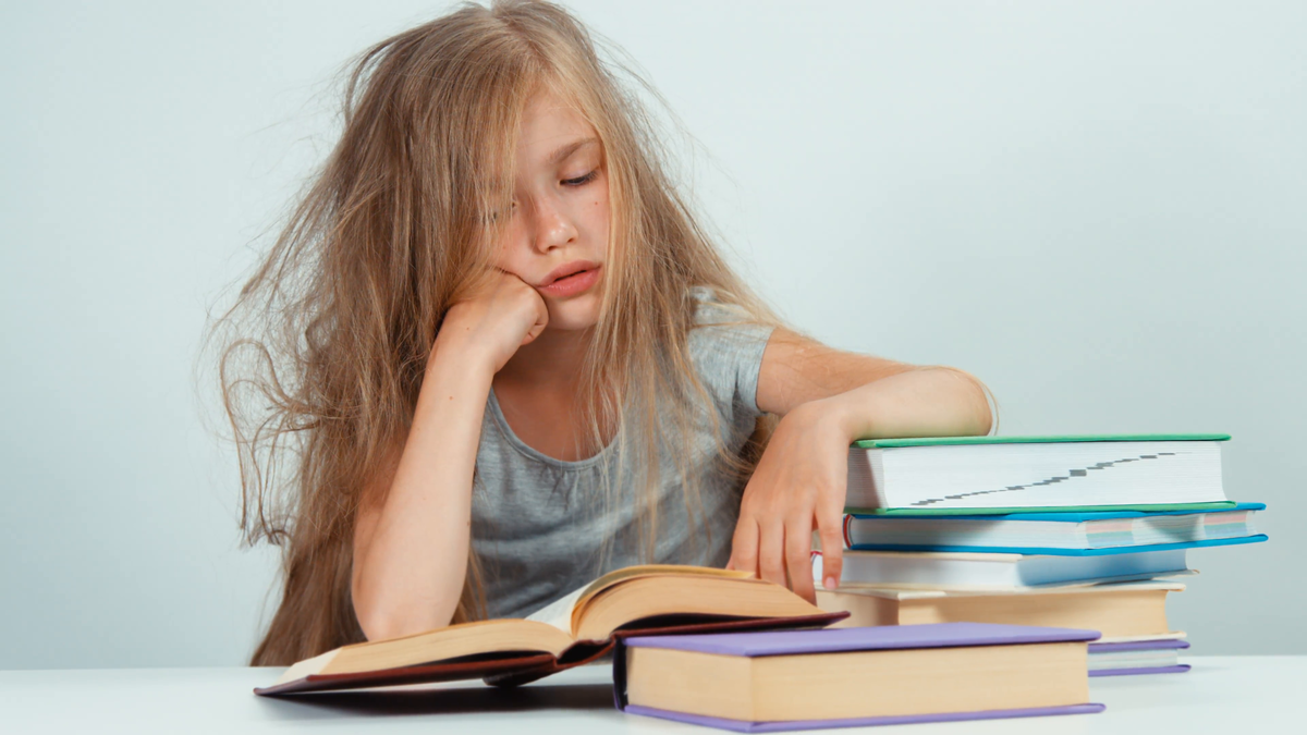 Не хотят учиться форум. Девочка с учебниками. Ребенок над книгой. Ребенок делает уроки. Над книгой.