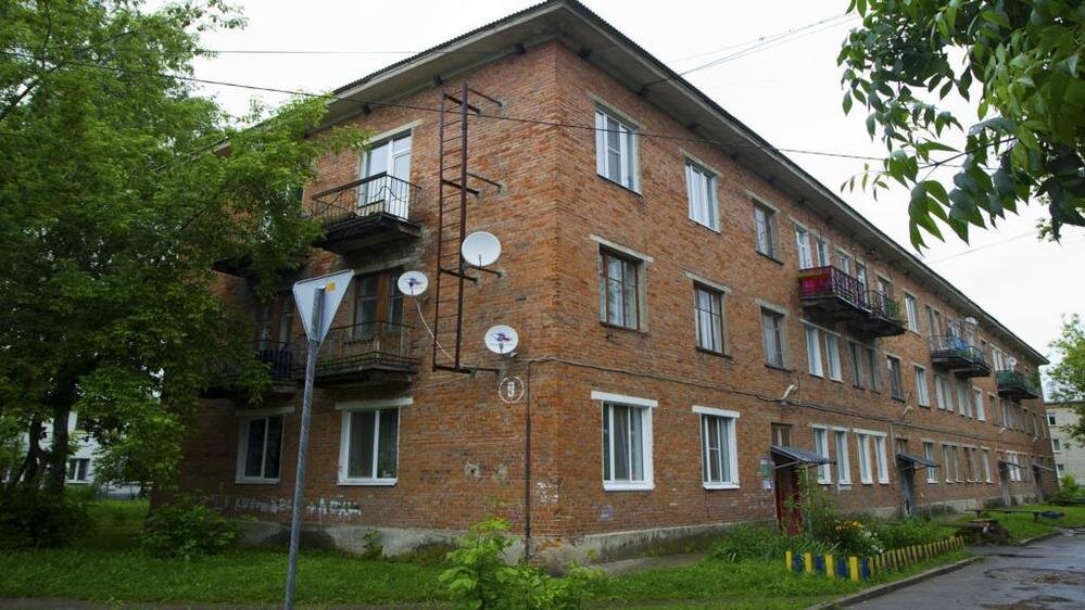 Вот так выглядел этот дом. Трешка,так еще и потолки под 3 метра. И тишина.