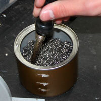 
Важно, чтобы паяльник был чистым, чтобы ваши паяные соединения не перекрывались. Регулярно очищайте кончик вашего припоя, чтобы жало паяльника было чистым, насколько это возможно.