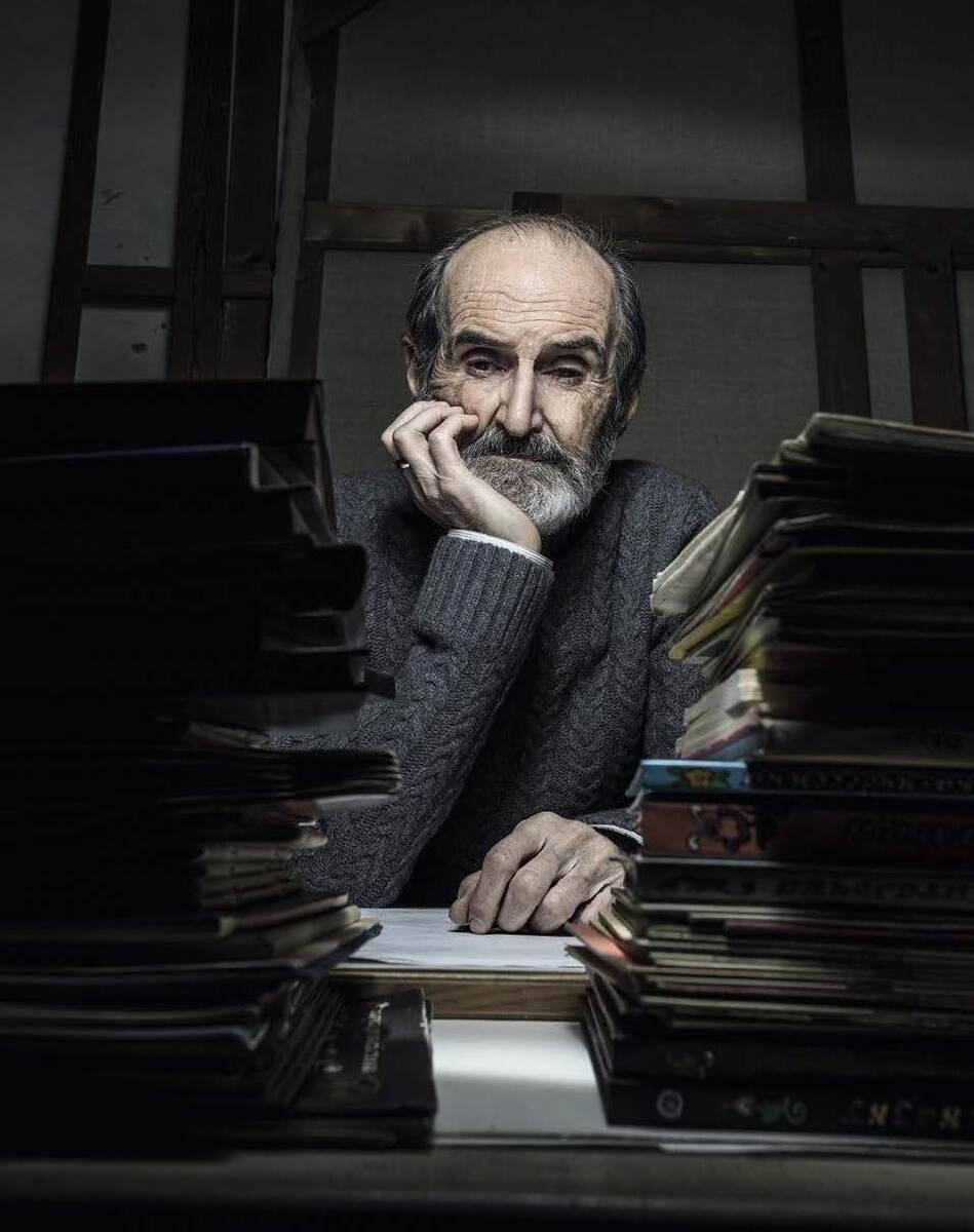 Всем хайп. В январе прошлого года Гоша Рубчинский выпустил коллекцию с принтами работ Булатова, а рэпер Гнойный назвался Славой КПСС в честь самой известной работы художника.
Шерстяной свитер, рубашка из хлопка, все Massimo Dutti.