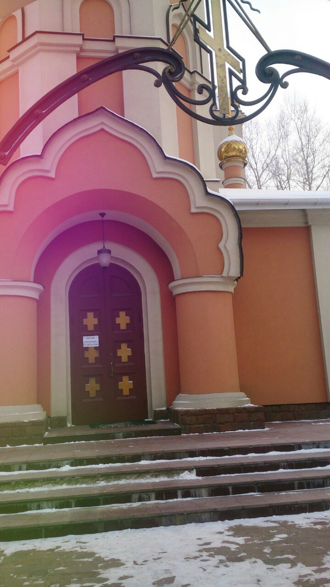 
 Жил человек, вполне себе благополучный в плане материального достатка, так как в свое время успел приватизировать небольшое предприятие. И вот дела идут в гору, а здоровье резко стало ухудшаться. Сначала сильно заболели колени, да так, что в одно утро он не смог встать даже с постели. Врачи сказали - “Подагру вылечить нельзя, но жить с ней можно”. Решили прибегнуть к народной медицине. Пригласили целительницу, поговорив с больным, она ему прямым текстом сказала, что болезнь у него одна – гордыня. Лечить отказалась, но посоветовала пересмотреть жизненные ценности, внимательно относиться к окружающим тебя людям.
Не поверил, обиделся человек на бабушку. И, наверное, долго б еще обижался, но совсем скрутила его болезнь, просто невмоготу стало. Пересилив себя, он снова обратился к знахарке. Та посоветовала сходить в церковь. В те годы стало даже модно ходить в церковь. Вот и наш знакомый решил, что от него не убудет, если он сходит.
Вот и привык: чуть заболят колени – сразу в храм. Помолится, покается – и легче становится.
Со временем он понял, что такое гордыня, научился думать не только работе, но и душе, о близких.
Конечно, ему помогла народная мудрость, но главное лекарство он нашел в себе сам.
А люди мучаются годами, не могут отыскать нужный рецепт. Просто прислушайтесь к себе, вспомните хорошие моменты в вашей жизни, может и найдете причину недуга.