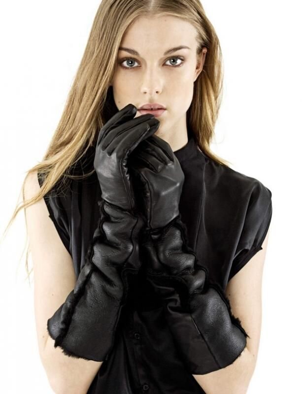 Модели и материалы
Разделяются они на несколько типов: 
• Перчатки короткие. 
• Длинные перчатки. 
• Перчатки без пальцев (Автомобильные перчатки). 
• Митенки. 
Для их пошива используются различные материалы: 
• Кожа. 
• Искусственная кожа. 
• Текстиль. 
• Замша. 
• Трикотаж. 
• Эко – кожа. 
Выбор перчаток по сезонам
Выбирая женские перчатки на зиму необходимо определиться с размером, моделью и утеплителем. Также следует определиться с материалом: кожа или кож зам. Цвет подбирается в зависимости от предпочтений и цветотипа одежды. 
Кожаные женские перчатки с мехом – это отличный зимний вариант. Для из создания используются специализированные виды натурального ворса. Перчатки с подкладкой или декором из меха, сам мех достаточно требовательный в уходе, поэтому надеваются обычно в сухую морозную зиму. Используется мех различных животных: 
• Норки. 
• Шиншиллы. 
• Песца. 
• Кролика. 
Также используют искусственный мех, кашемир, полиэстер, шелк, альпака, шерсть. 
Для демисезонного периода вполне подходят тонкие замшевые перчатки, укороченные модели или без пальцев, а также перчатки с кружевами. 
